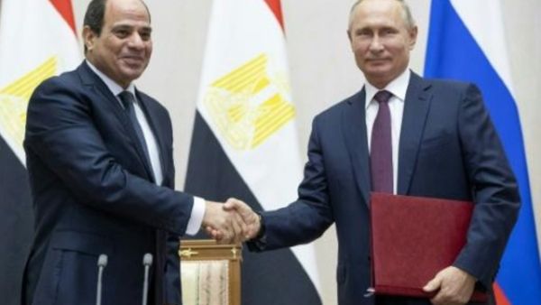 الرئيس الروسي فلاديمير بوتين (يمين) مرحّباً بنظيره المصري عبد الفتّاح السيسي في سوتشي 
