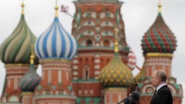 الرئيس الروسي فلاديمير بوتين متحدثا في الساحة الحمراء في الذكرى الثانية والسبعين لانتهاء الحرب العالمية الثانية
