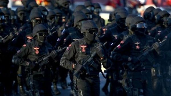 عناصر من القوات المسلحة القطرية خلال عرض بمناسبة العيد الوطني، في الدوحة

