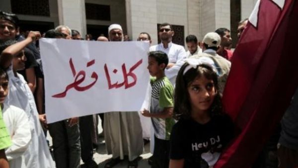 تظاهرة تأييد لقطر أمام مقر مشروع الاسكان الذي تموله قطر في خان يونس جنوب قطاع غزة

