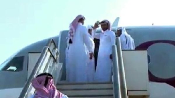 صورة نشرتها وزارة الداخلية العراقية الجمعة 21 نيسان/ابريل 2017 لمغادرة الصيادين القطرين المفرج عنهم
