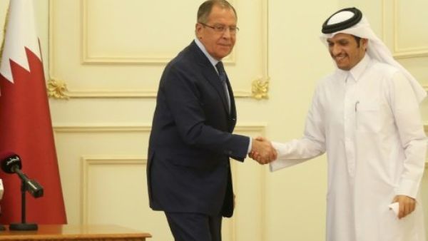 وزير الخارجية الروسي سيرغي لافروف (يسار) مع نظيره القطري الشيخ محمد بن عبد الرحمن آل ثاني في الدوحة 
