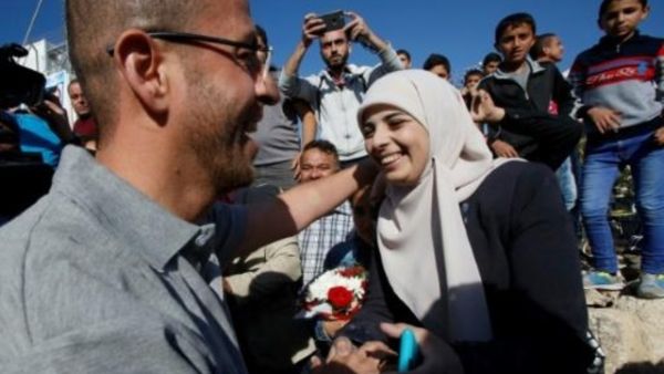 فيحاء شلش تستقبل زوجها الصحافي الفلسطيني محمد القيق في بلدة جورا قرب الخليل بالضفة الغربية 
