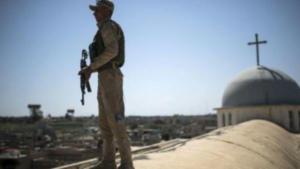 جندي عراقي يحرس كنيسة مار يوحنا خلال قداس الفصح في بلدة قرقوش قرب الموصل

