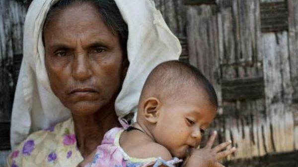 امرأة من الروهينغا مع طفل في معسكر أقيم خارج مدينة سيتوي في ولاية راخين في ميانمار
