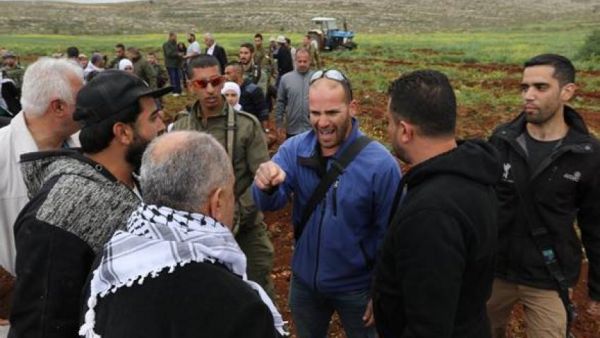 مستوطنون يهاجمون تظاهرة قرب رام الله