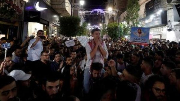 مسيرة في رام الله تطالب برفع الحصار عن قطاع غزة

