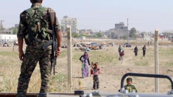 مقاتل من وحدات حماية الشعب الكردية السورية في الرقة
