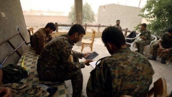 مقاتلون من قوات سوريا الديمقراطية في الحي الصناعي بمدينة الرقة
