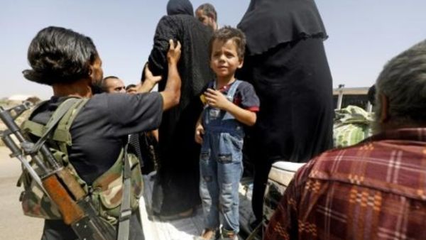 نازحون سوريون من الرقة يصلون إلى قرية حاوي الهوى على بعد أقل من كيلومترين خارج المدينة
