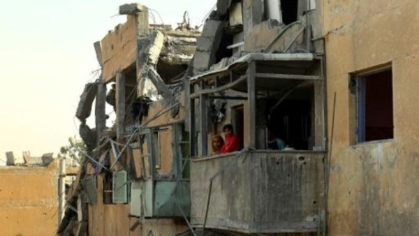 أطفال نازحون من القتال بين تنظيم الدولة الاسلامية وقوات سوريا الديموقراطية في الرقة
