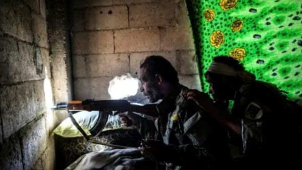 مقاتلان من قوات سوريا الديموقراطية التي تدعمها واشنطن يتمركزان في الجبهة الشرقية في الرقة

