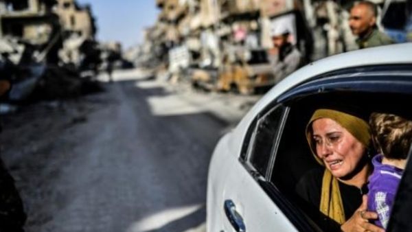 امرأة تبكي عند النظر الى منزلها في الرقة

