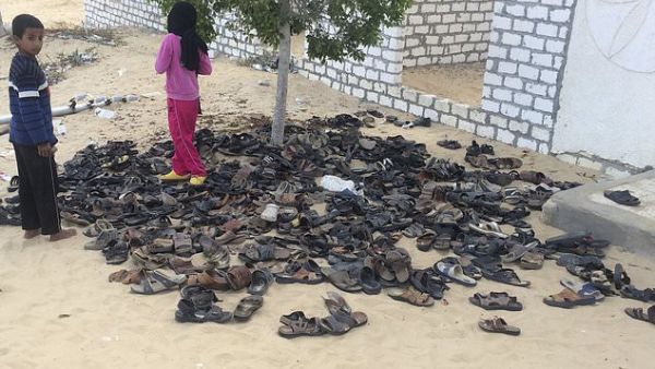 ارشيف/ احذية امام مسجد الروضة