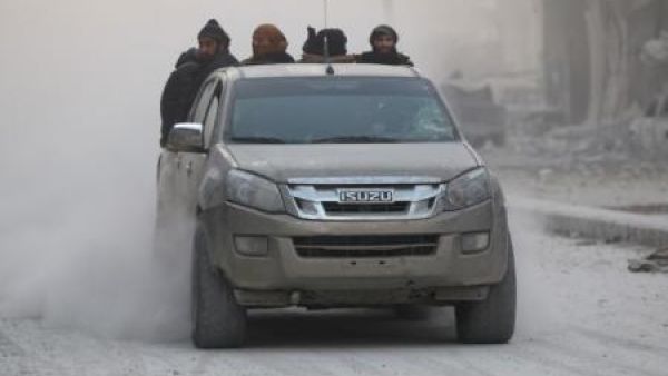 مقاتلون من المعارضة السورية يستقلون سيارة في حلب
