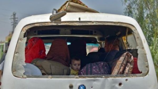 سوريون نزحوا من محافظة درعا يعودون الى بلدتهم بصرى بجنوب غرب سوريا
