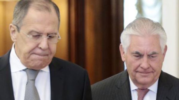 وزير الخارجية الروسي سيرجي لافروف (يسار) ونظيرة الأمريكي ريكس تيلرسون في موسكو يوم الأربعاء
