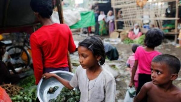 فتاة تبيع طعاما في معسكر للنازحين داخليا من الروهينجا في ميانمار
