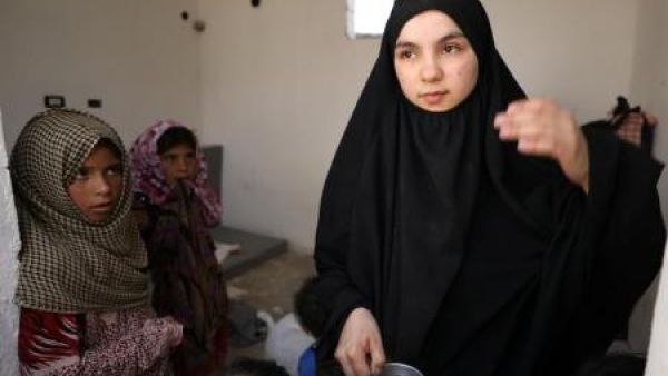 نور الهدى زوجة مقاتل سابق في تنظيم الدولة الاسلامية داخل مخيم للنازحين في عين عيسى شمالي الرقة
