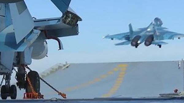 اقلاع مقاتلة من حاملة الطائرات ادميرال كوزنيتسوف في البحر المتوسط قبالة سواحل سوريا

