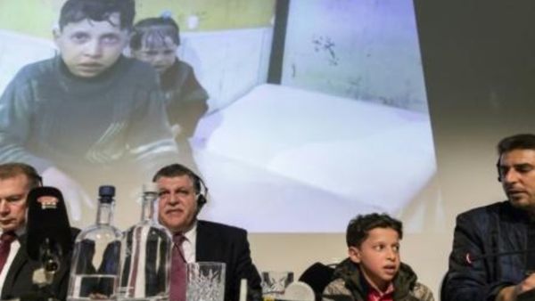 السفير الروسي لدى هولندا الى اليسار والى جانبه نائب ممثل سوريا لدى منظمة حظر الاسلحة الكيميائية وصبي ورجل سوريين في مؤتمر صحافي عقد في لاهاي لنفي استخدام اسلحة كيميائية في دوما

