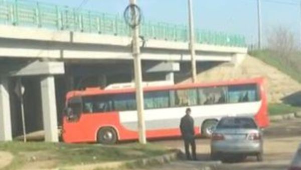 حافلة تقل متعاقدين روسا مع الجيش تمر عبر نقطة تفتيش قبل دخول قاعدة تابعة لوزارة الدفاع في مولكينو بروسيا
