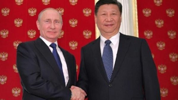 الرئيسان الروسي فلاديمير بوتين والصيني شي جينبنغ خلال لقاء غير رسمي في الكرملين في موسكو يوم 3 تموز/يوليو 2017

