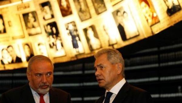 وزير الدفاع الإسرائيلي أفيجدور ليبرمان (إلى اليسار) يتحدث إلى وزير الدفاع الروسي سيرجي شويجو في القدس

