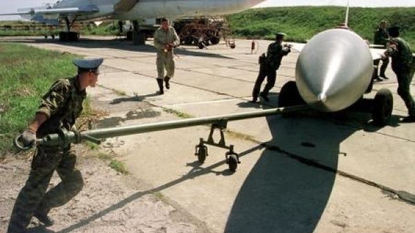 جنود روس يسحبون صاروخا باتجاه قاذفة توبوليف-22 في قاعدة عسكرية روسية
