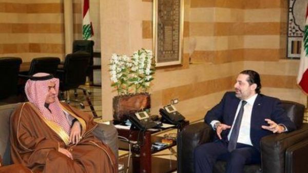 وزير الدولة السعودي لشؤون الخليج العربي ثامر السبهان (يسارا) خلال اجتماع مع رئيس الوزراء اللبناني المستقيل سعد الحريري
