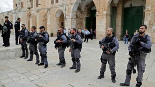 قوات الامن الاسرائيلية قرب المسجد الاقصى في القدس
