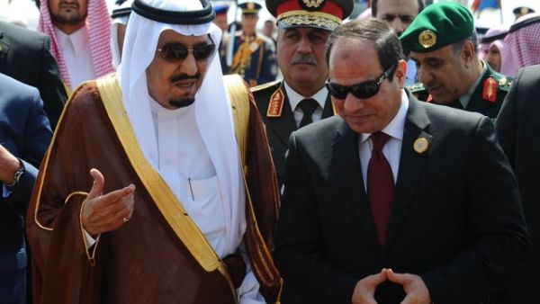 الرئيس المصري عبد الفتاح السيسي خلال استقباله العاهل السعودي الملك سلمان في القاهرة في ابريل الماضي
