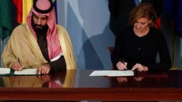 ولي العهد السعودي ووزير الدفاع محمد بن سلمان ووزيرة الدفاع الإسبانية ماريا دولوريس دي كوسبيدال يوقعان اتفاقا في مدريد يوم الخميس
