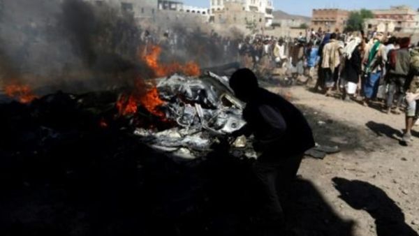 يمنيون يتجمعون حول حطام طائرة بدون طيار في صنعاء
