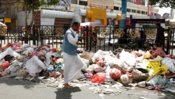 نفايات تلوث احد شوارع العاصمة اليمنية
