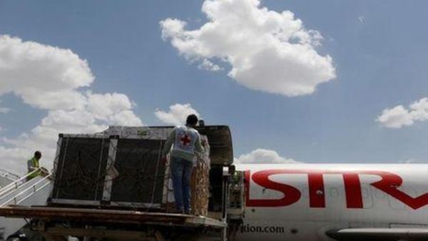 طائرة تنزل شحنة اغاثة طبية في مطار صنعاء باليمن.
