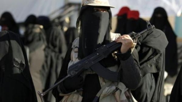 نساء مواليات للمتمردين الحوثيين يشاركن في تجمع تعبيرا عن التضامن مع الحركة في العاصمة صنعاء

