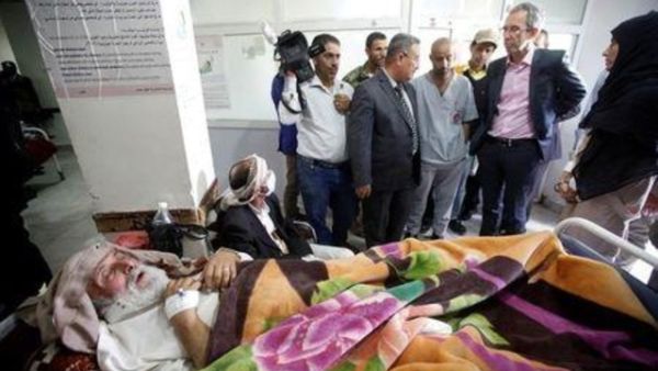 مسؤول دولي يزور مرضى بالكوليرا في مستشفى بالعاصمة اليمنية صنعاء

