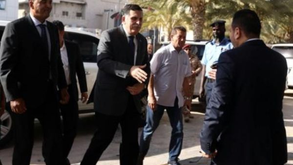 رئيس الوزراء فايز السراج لدى وصوله لتسلم مقر رئاسة الحكومة في طرابلس


