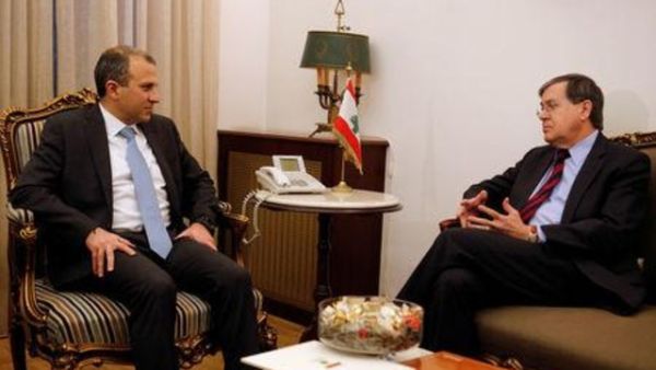 القائم بأعمال مساعد وزير الخارجية الأمريكي لشؤون الشرق الأدنى ديفيد ساترفيلد (إلى اليمين) يتحدث مع وزير الخارجية اللبناني جبران باسيل
