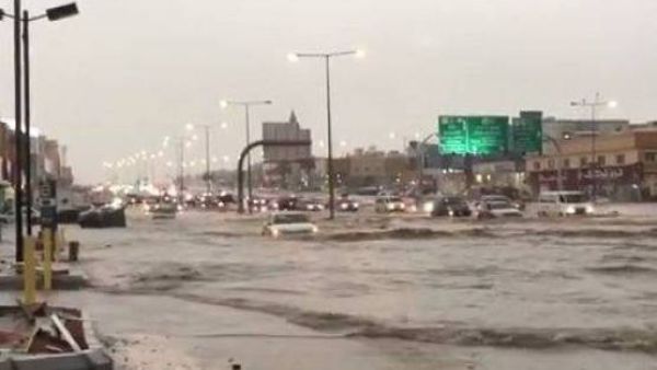 إضطراب بحركة السير وإقفال مدارس جراء الأمطار الغزيرة بالسعودية