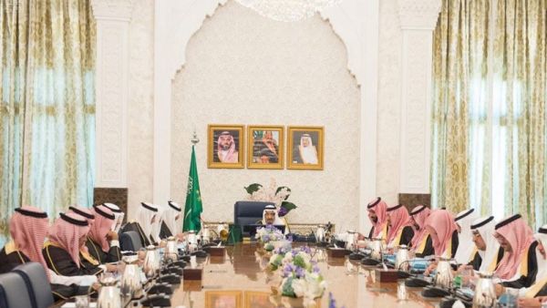 العاهل السعودي الملك سلمان مترئسا اجتماع مجلس الوزراء
