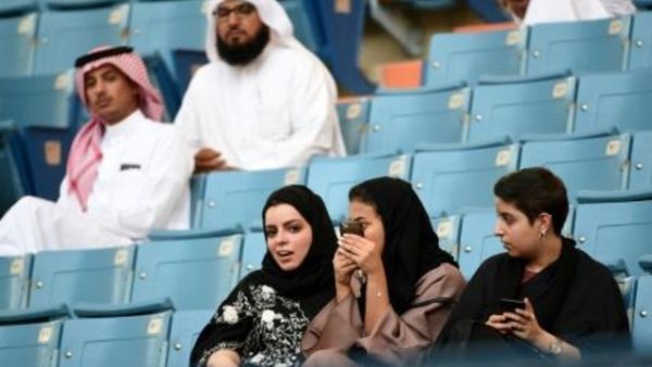 سعوديون في ملعب الملك فهد في الرياض لحضور احدة فعاليات اليوم الوطني

