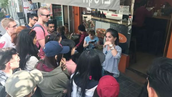 وفد الطلبة في سوق كارمل في تل ابيب
