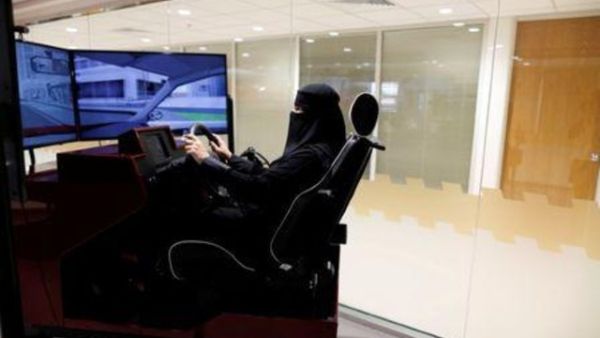 امرأة سعودية تتدرب على قيادة السيارة في مدينة الظهران السعودية

