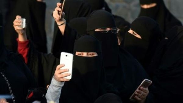 "التجسس" الزوجي بالسعودية عقوبته غرامة باهظة والسجن 