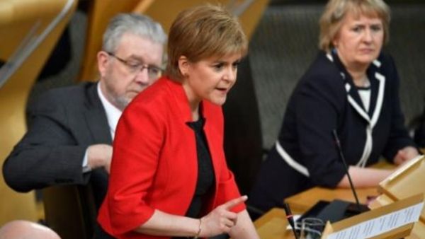 رئيسة الوزراء الاسكتلندية نيكولا ستورجن
