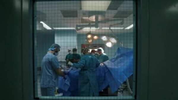 أطباء يجرون جراحة للسوري إسماعيل مصطفى في طرابلس بلبنان
