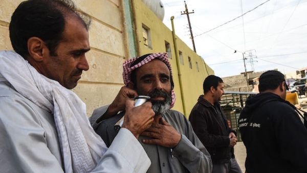 ماكينات حلاقة على تخوم الموصل للاحتفال بـ”التحرير”

