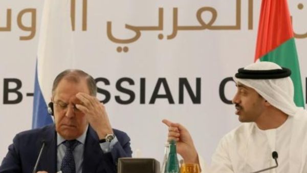 وزير خارجية الامارات الشيخ عبدالله بن زايد ال نهيان (يسار) خلال مؤتمر صحافي مشترك مع نظيره الروسي سيرغي لافروف

